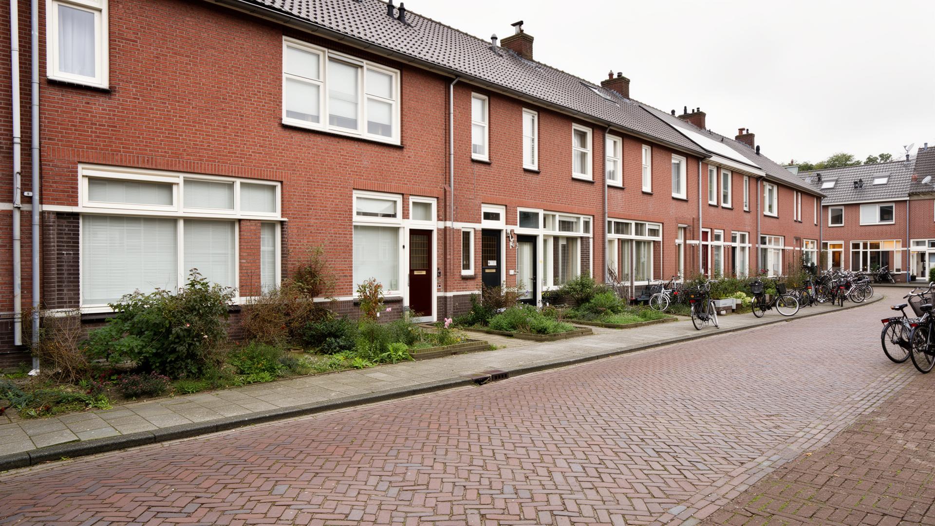 Ridderkerkse straat met rijtjeshuizen